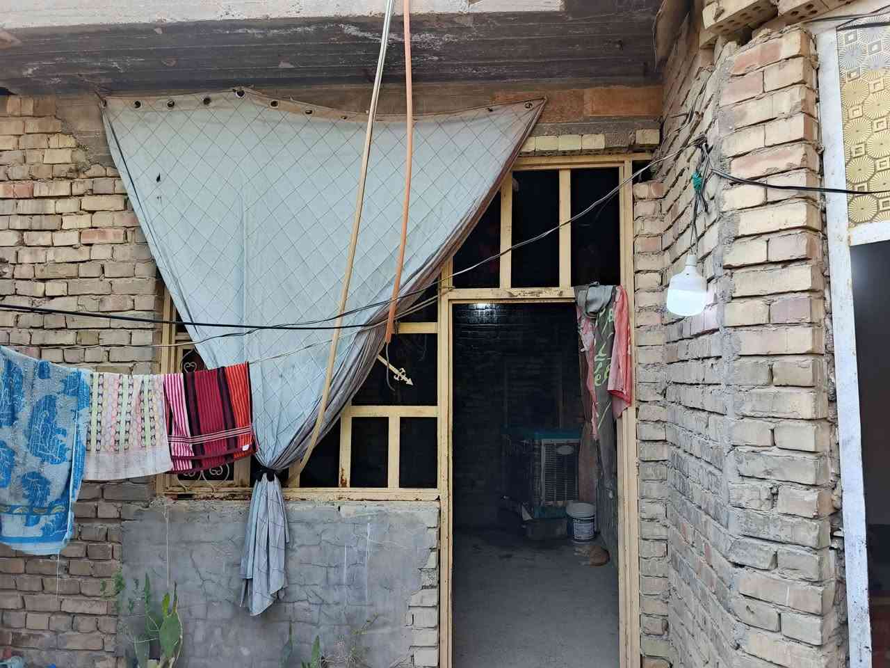 سلام عليكم بيت للبيت خلف مطعم جواد 
مساحه البيت 125م 
يحتوي عل استقبال 
وهول وغرفتين نوم 
وحمام داخلي وخارجي 
الاستفسار عل الرقم *********** خابرني وبيك خير ودلل
