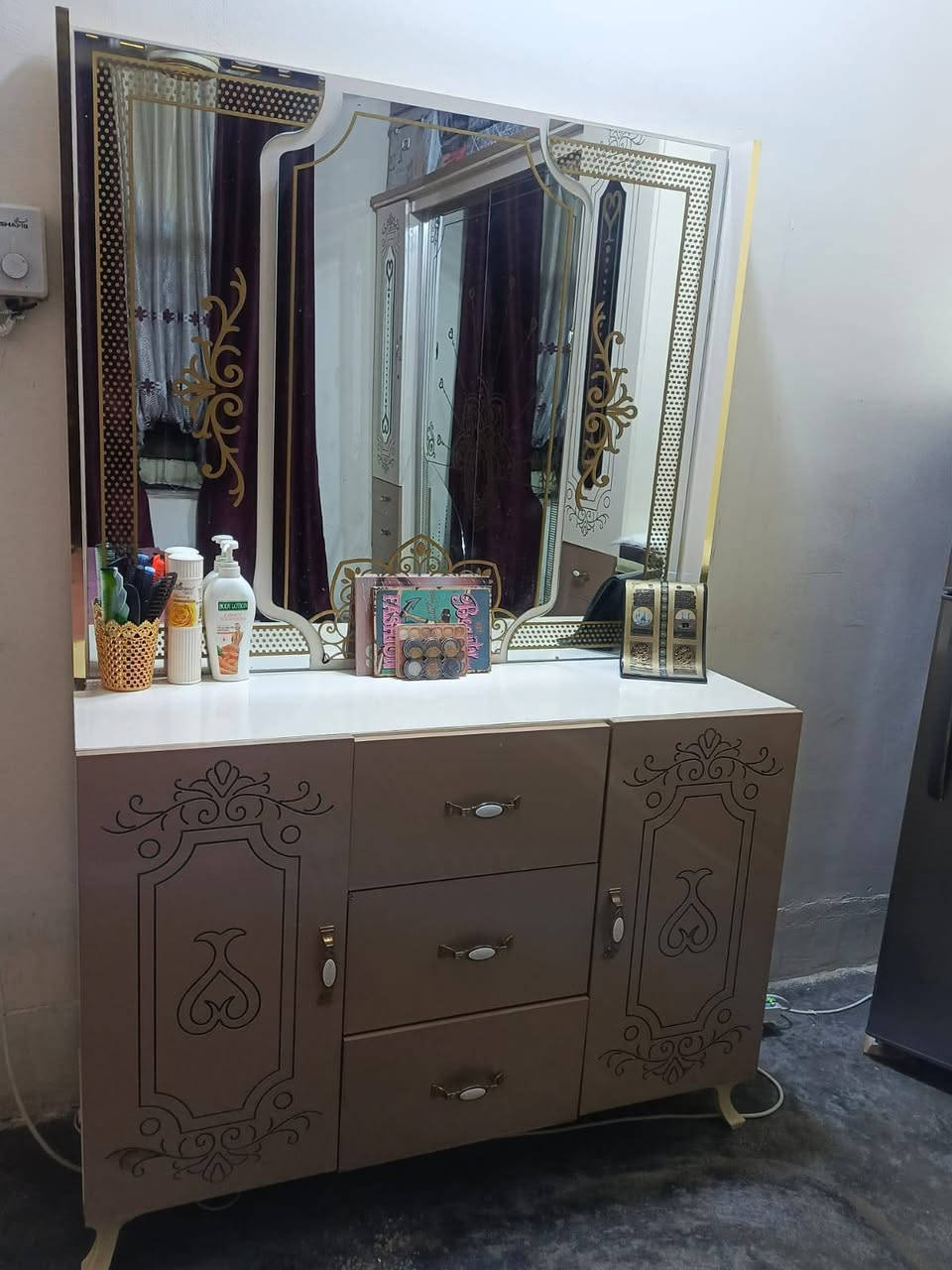 غرفه للبيع نضيفه فقط كسر مرايه الكنتور مثل ما واضح ***********بصوره سعرها ٤٠٠وبيها مجال اتصال

