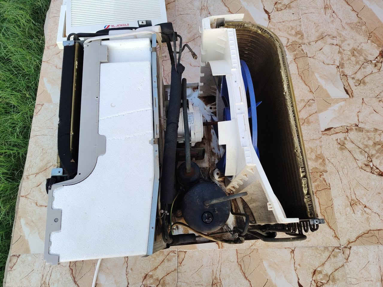 للبيع R كنديشن نظيف حيل مال بيت فقط (محترك الماطور) والباقي كلو شغال راديترات جديدة بس ايعوزو ماطور يرجع شركة السعر 200 الف وبي مجال العنوان مجمع تلول ناصر للتواصل الاتصال على الرقم *********** أو مراسلة الصفحة

