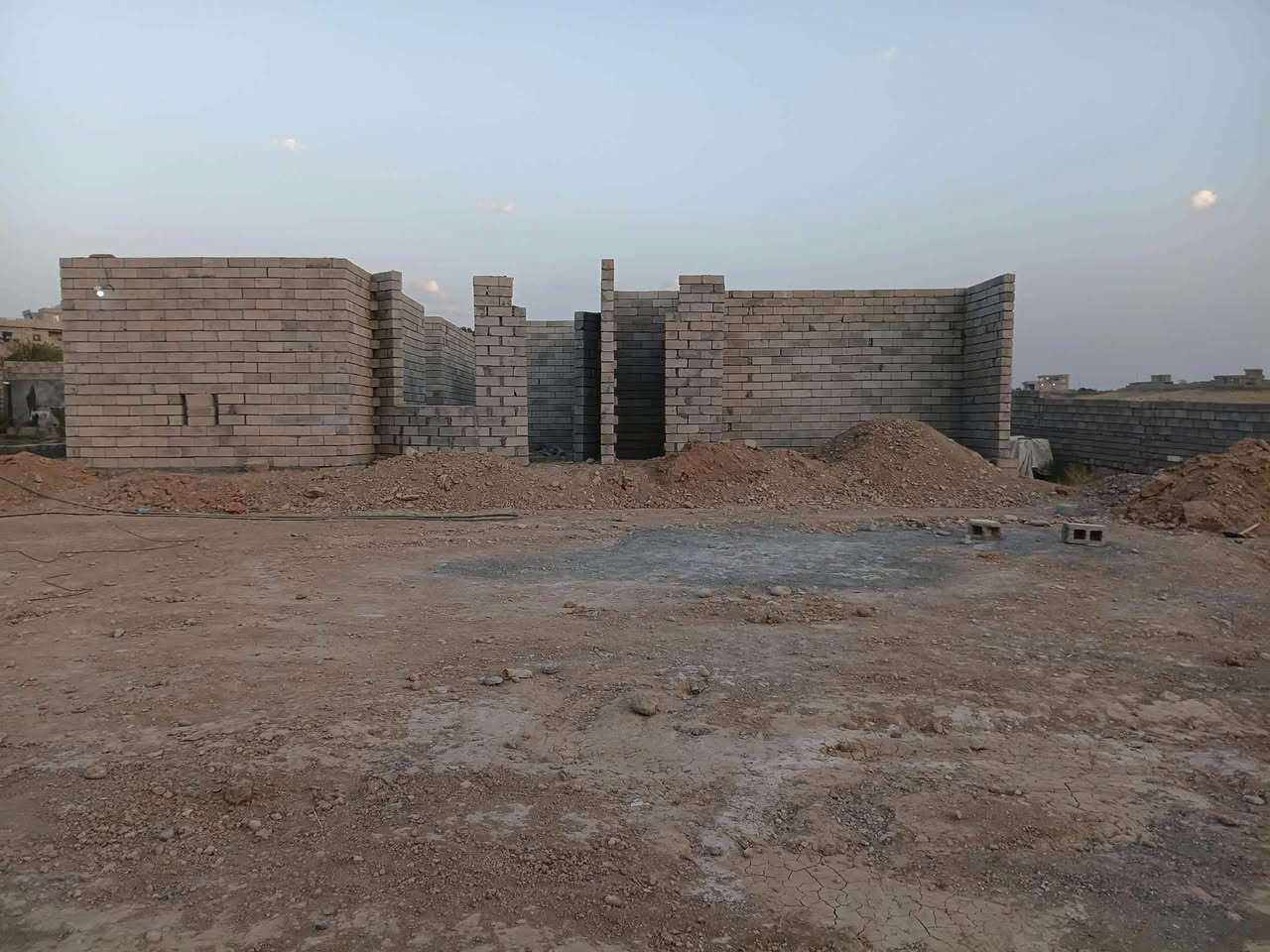 مكلف بالنشر موجود رقم صاحب البيت التفاصيل كلهن مااعرفهن
اسلام عليكم
هيكل للبيع مساحة الارض دونم 
مساحة البناء ٢٥٠ شقل درجة اولة 
واصل ماي وكهرباء
العنوان قريه السرت
يرهم مقدمة وبل شهر حسب الاتفاق

‭***********‬

