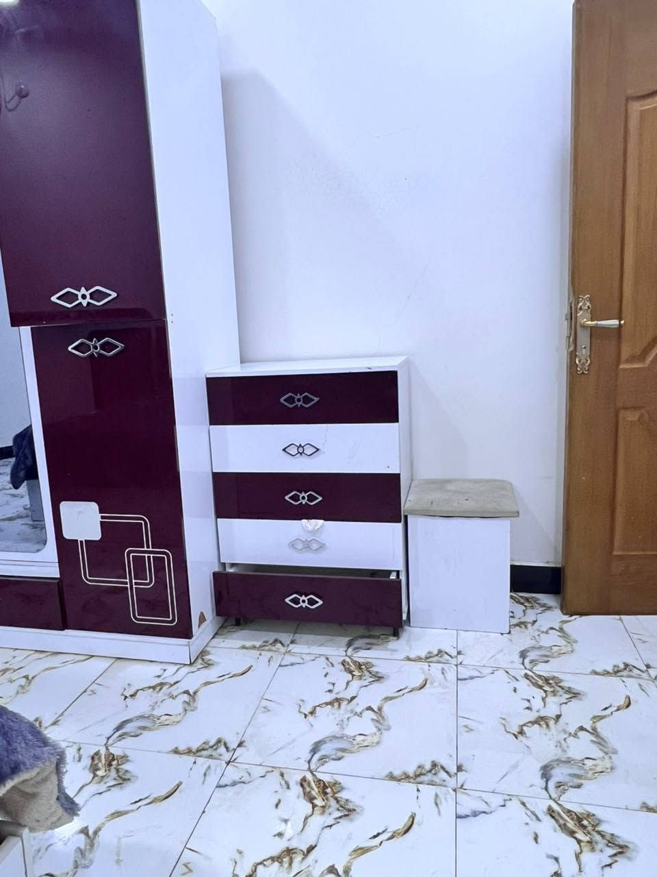 سلام عليكم غرفة تركية للبيع ٥٠٠ وبيها مجال هية والمندر

