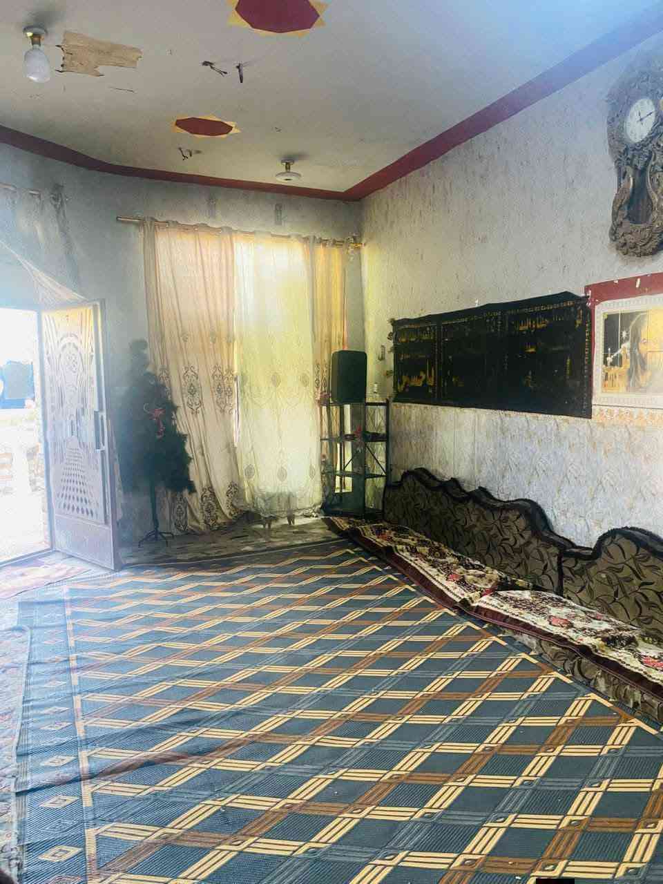 سلام عليكم بيت للبيع بجامع طة مساحت البيت 180م البيت على شارعين يحتوي على غرفتين وصاله وستقبال ومطبخ كامل خدمات كهرباء ماء مجاري وتبليط *********** اكو بعد غرفتين ما مصورهن السعر 58 وبي مجال

