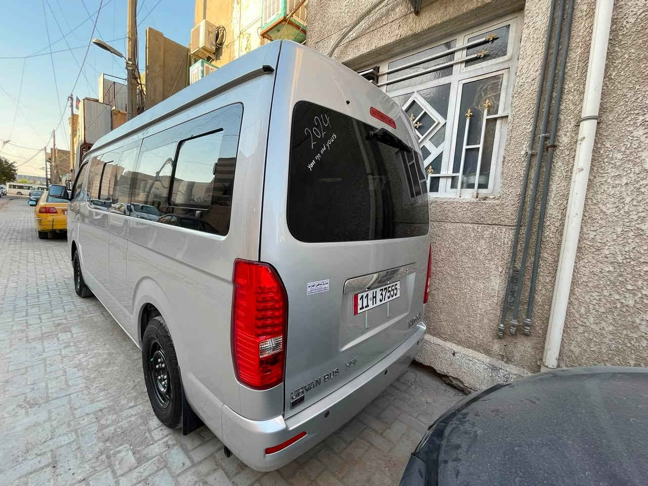السلام عليكم هايكر عاليه للبيع 2024 استلام 2026 لون سلفر مميز زيرو ماشيه 4000 فقط كفاله عامه من الزلغ من شركه نهج العراق بعدها بالضمان 3 سنوات او 100 الف سياره كشنات جلد بردات تفصال تنته بلادي كوستر تبريد ثلج فول دبل شاشه للركاب و للسائق  دبل ايرباك وياله هايسه بك لايت ليد اشاير بالمري + كهرباء + كاميرا خلفيه + حساسات سنتر لوك + دبل ريمونت الداخل مغلف حراري ملاحظه السياره كلها مجموعه جنبي غاز + بانزين كلها كامله السعر 160 و بيها مجال بسيط مكاني بغداد الحريه للاستفسار *********** او خاص
