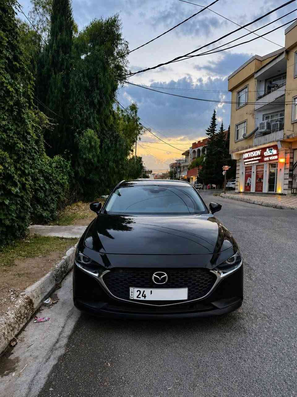 💥 للبيع: مازدا 3 سيدان موديل 2023 (Mazda 3 2.5 S Select) 💥
​المحرك: 4 سلندر بسعة 2.5 لتر (SkyActiv-G) - محرك قوي واقتصادي جداً
​كير أوتوماتيك (تبترونيك) مع وضعية القيادة الرياضية (Sport Mode)
​اللون الخارجي: أسود ملكي
​الداخلية: جلد أسود بحالة ممتازة جداً
​رقم الشاصي (VIN): 3MZBPABM0PM373814
​المميزات والتجهيزات:
​📱 الشاشة: شاشة وسطية تدعم نظام Apple CarPlay و Android Auto.
​🎛 التحكم: ماوس تحكم مركزي (Commander Control) + ستيرن فول تحكم جهتين.
​🅿️ البريك : هاند بريك إلكتروني (Electronic Parking Brake) مع نظام أوتو هولد (Auto Hold).
​🔑 التشغيل: بصمة تشغيل (Push Button Start).
​💡 الإضاءة: إضاءة LED أمامية وخلفية بتصميم حديث.
​🛞 ويل  ألمنيوم أصلية .
​❄️ تبريد ممتاز .
​🛡 الأمان: أنظمة أمان متطورة (أنظمة ثبات وتنبيه).
​🛣 مشايه ٦٧ الف كم 
الضرر : فقط بونيد تبديل 
​📍 المكان / المحافظة:  دهوك
​💰 السعر المطلوب: 123 ورقة مجال بسيط

***********
