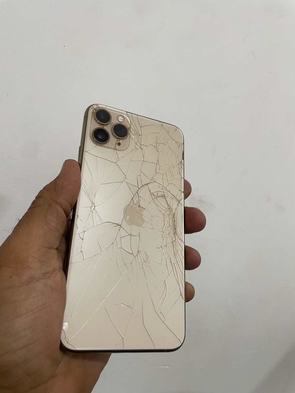 ١١ برو ماكس. ذ ٢٥٦  مثل ما واضح صور الضهر. 
وعندك لمس من فوك من تنزل برده ميلمس 
والباقي شغال ١٣٠ الف. بغداد توصيل ماكو ***********