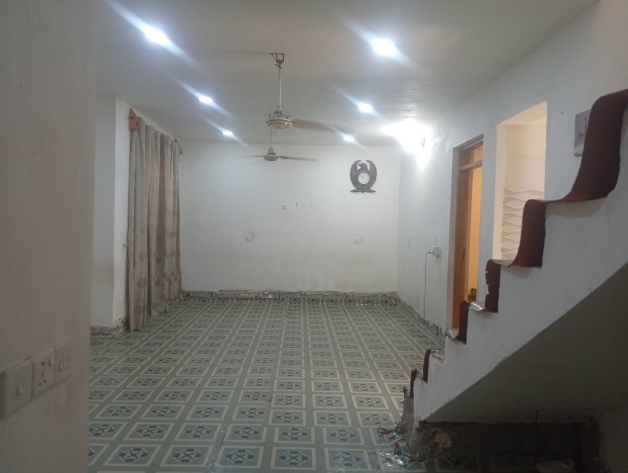 سلام عليكم بيت.للبيع.خلف.المدارس.هورجب.180.متر.السعر.95.وبي.مجال.رقم.الهاتف.***********
