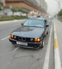BMW موديل 1990 كير عادي سياره جديده بمعنى الكلمه غرفه مخمل اوف وايت كت...