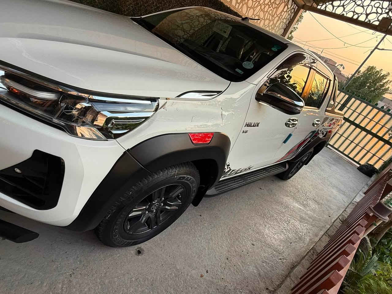 سلام عليكم 
هايلوكس 6سلندر  TRD ماشية 60الف حقيقي 
ارضيه روز لاين +دوسات كاربد
تخم تاير جديد  شركة 
كشنات جلد 
درع امامي فيدرالي 
درع خلفي اسود 
سيارة فول مواصفات 
مكفولة من الضربة والخدش والصرعة كفالة عامة
رقم أربيل دولي باسمي  
مكاني بغداد تقاطع درويش مدخل حي التراث 
السعر 375 وبيها مجال بسيط
***********
