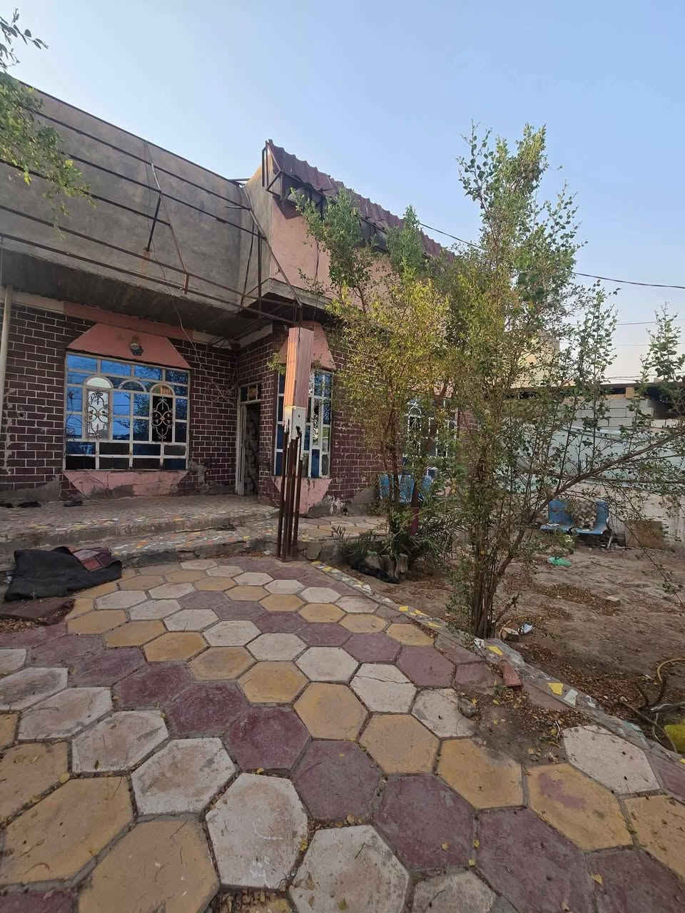 بيت لبيع بشارع المطار الجديد بشارع الحوزه المساحه ٢٣٠متر يحتوي على غرف٢ وصاله ومطبخ وستقبال ومكشوفه وصحيات وطارمه وحديقه كونكريت مسلح البناء بلوك  السعر ٣٩ وبي مجال للستفسار ***********
