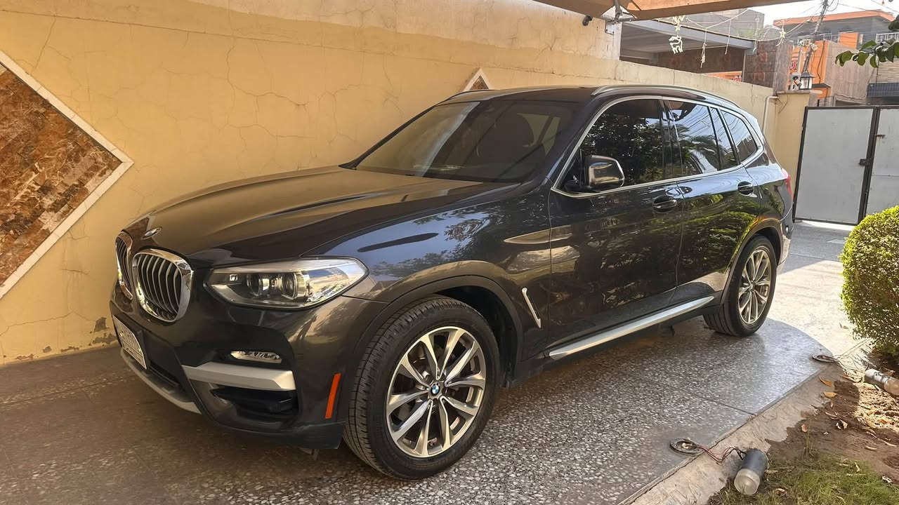بي ام دبليو X3 x drive30i 2019
فول فول مواصفات 

مصدر السيارة : استيراد امريكا 
السعر 25000$

موديل: 2019

العداد : 91 الف

#ملاحظات: السيارة وارد امريكي،

بيها حادث بالجنطة الخلفية

واني صابغ البنيد لان جرد

السيارة رقم بغداد بأسمي مكاني السيدية 

***المواصفات 

محرك 2000 توين تيربو 

- فتحة بالسقف ( پانوراما)  

-مقاعد جلد لون اسود  

- مقاعد تدفئة 

- استيرن تدفئة 

- اضويه اماميه Adaptive LED

- كاميرة خلفية بدقة عالية 

- نظام النقطة العمياء

- فرملة ذاتية عند الاقتراب من الاجسام او الاشخاص 

او المركبات

- رادرات امامي خلفي

- نظام اطفاء السيارة في الاشارات 

- نظام Auto Hold

- انظمة قيادة متعددة ( SPORT + COMFORT+ ECO ) 

- مقاعد تحكم كهربائي +  وضعيات خزن 

- صندوق خلفي شفط  

- بصمة ابواب + بصمة تشغيل

- حساسات اصطفاف ( امامي + خلفي ) 

- شفتات على الاستيرن  ( شفتر ) 

- ⁠نظام داتا شو تعرض على جامة الاماميه 

- مانع انزلاق نظام التحكم بثبات السيارة على المنحدرات

- نظام i drive

- مكيف ( امامي + خلفي ) منفصل

- مفتاح سمارت على الابواب الاربعه 

- نظام  carplay

- نظام المساعدة على الركن بلاس مع عرض ثلاثي الأبعاد.

ا ISOFIX لتثبيت مقاعد الاطفال-

موبايل / *********** _واتساب

نص مكتوب في الصور:
- ٢٣ ن ٨٥٠٢ IR
- ٧:٤٠ م