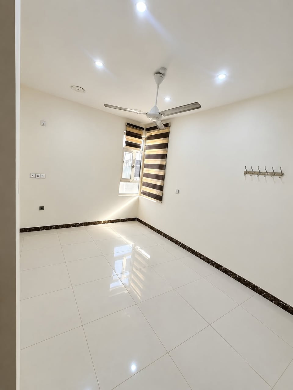 للايجار سكن غرفه وصاله وباقي الخدمات 

في السيديه الاقتصاديين قرب الشقق 

وجامعه الشعب ايجار مناسب 

الاتصال مع صاحب السكن 

***********
