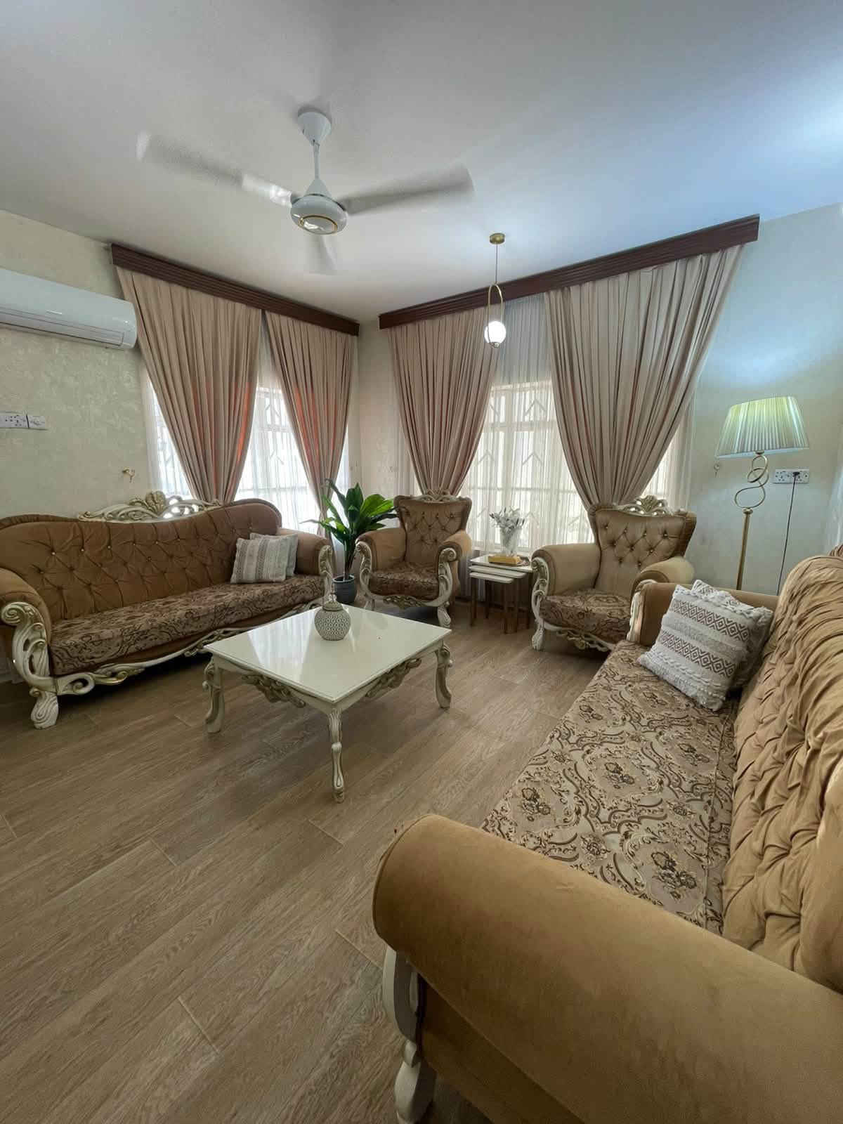 تخم 10 مقاعد للبيع 4 كراسي و 2 قنفات مع طبله وسطيه السعر 500 الف للاستفسار الاتصال ***********
