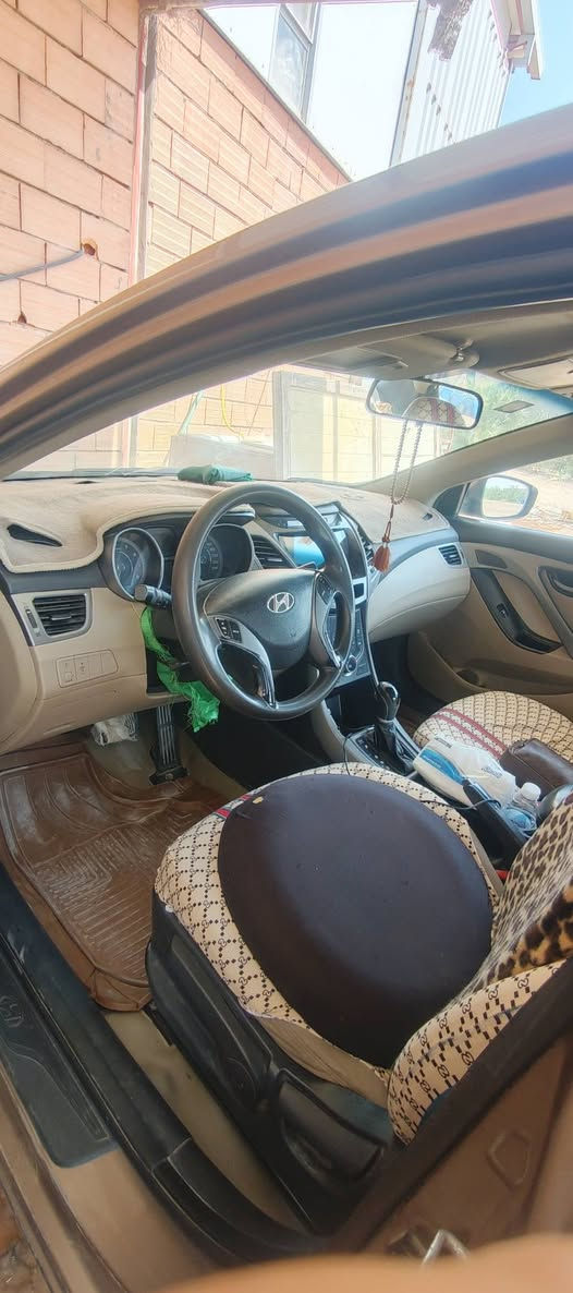 السلام عليكم
مراوس 
هونداي الانترا ٢٠١٤ شكل ال١٥ خليجيه مكينه 2000  مواصفات مثل ماموضح في الصور
بيها بابيين كللير فقط والضرر جاملغ موضح الضرر في الصور *********** رقم واسط بأسمي

