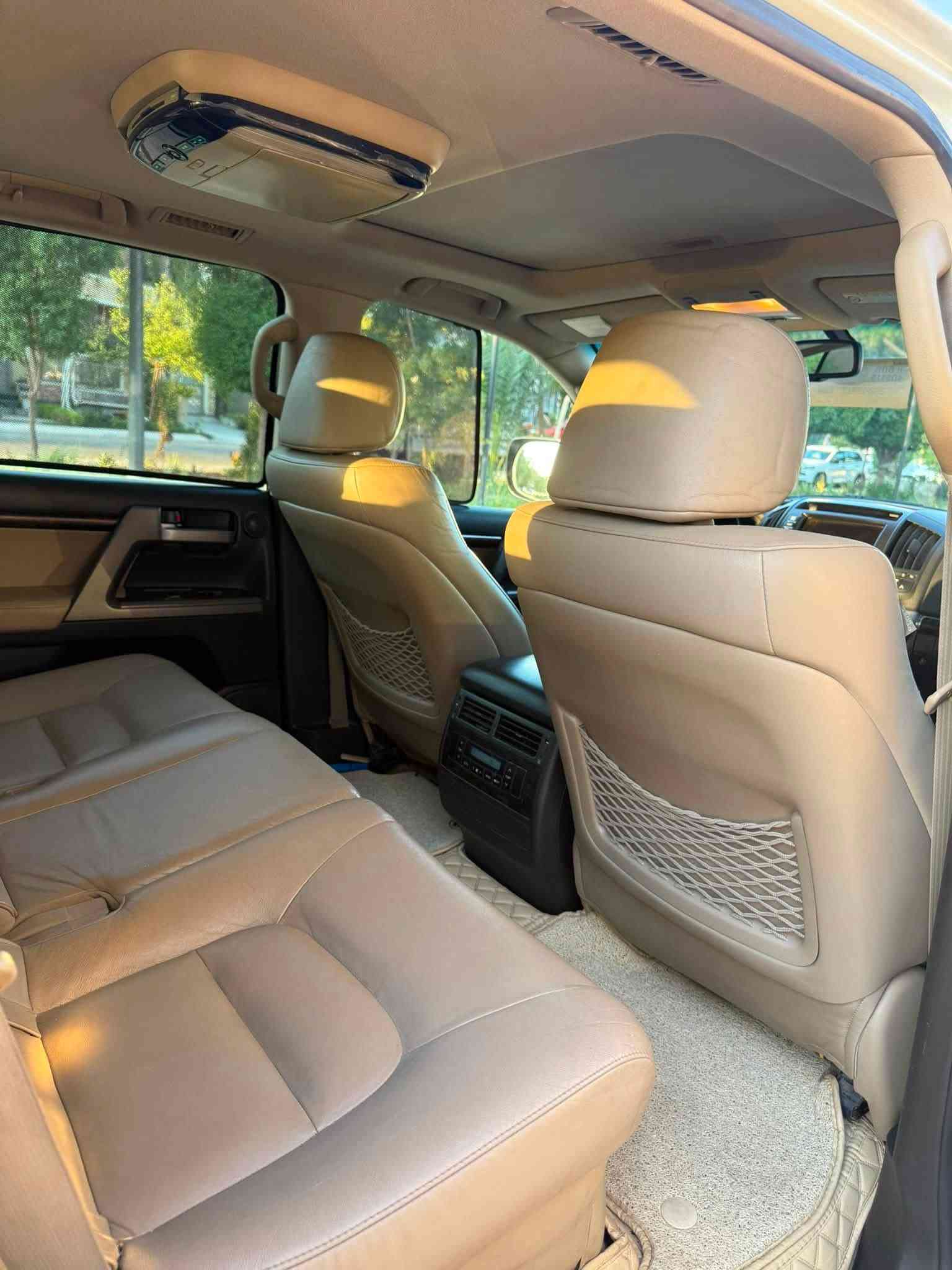 السلام عليكم
للبيع سياره 
 لاندكروزر موديل 2010 VX.R 5700
مكفوله كفاله عامه بدون شخوط ولا جارد 
سياره بحاله الوكاله جديد 
موصفات5 بصمه  فول تجي موصفات لكزاز 
ما يحتاج تنذكر معروفه 
رقم هزه سنويه كله جديده قبل شهر سويته 
السعر 3 دفاتر 300 
مكان سياره بغداد حي الجامعه 
رقم اتصال 📞 ***********
