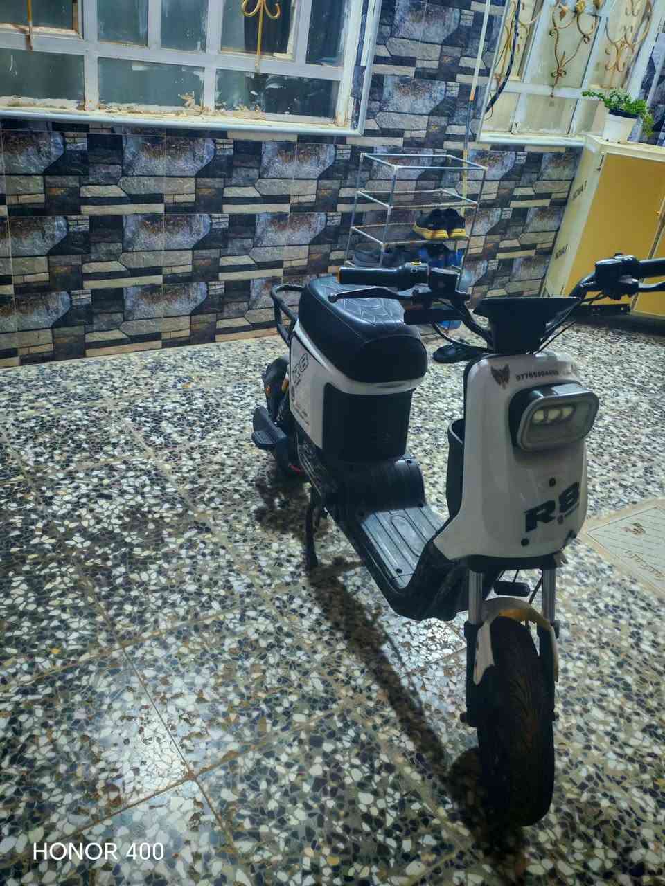 البيع دراجه آر 8 بس بطاريات ما بيه
سعر 225 وبيه مجال 
رقم تواصل ***********

نص مكتوب في الصور:
- HONOR 400
- *********** : يتفون