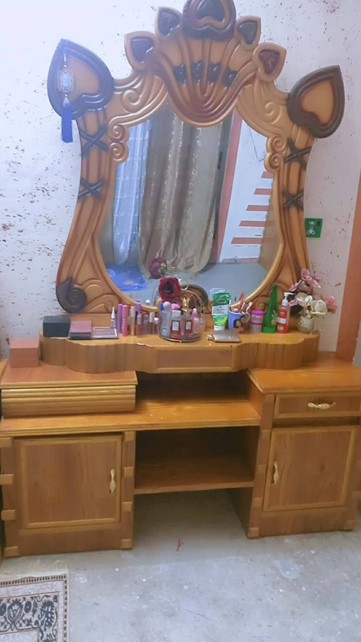 غرفه نوم للبيع جديده السعر 800هذا رقم صاحب الغرفه ***********
