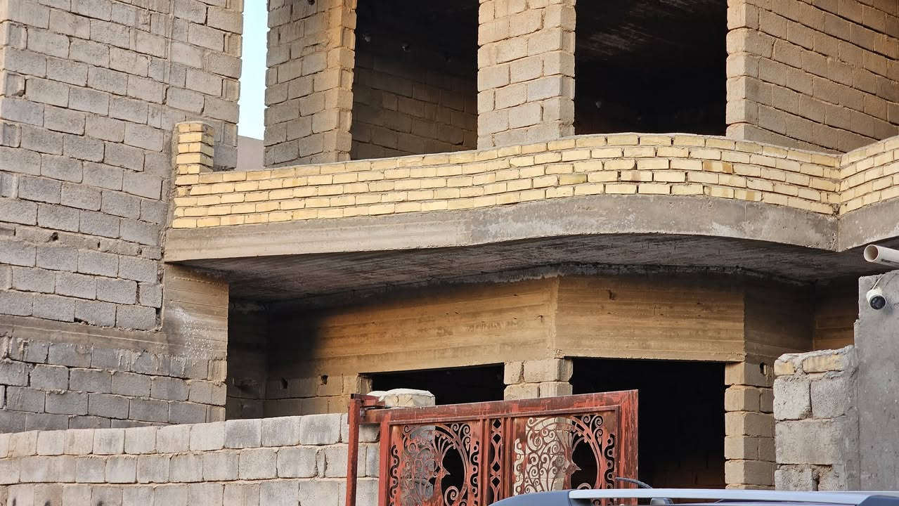 بيت هيكل كامل طابقين المساحة ٢٠٠م مربع الطابق الارضي ومجموعة صحية خارجية استقبال ٥×٦+مطبخ بالوجه٦×٤.٢ صالة داخلية + مجمع درج حلزوني+ مجموعة صحية داخلية+ منورين يمين ويسار+ غرفتين نوم ٤×٥ مع مجموعة صحية داخليةو٤×٤ مع مجموعة صحية داخلية+ ممر خلف البناء  والطابق الأول مثل الارضي الموقع بعقوبة قريب جدا من جامعة بلاد الرافدين قرب تقاطع القدس المنطقة مخدومة ماء وكهرباء الاستفسار الاتصال على ***********
