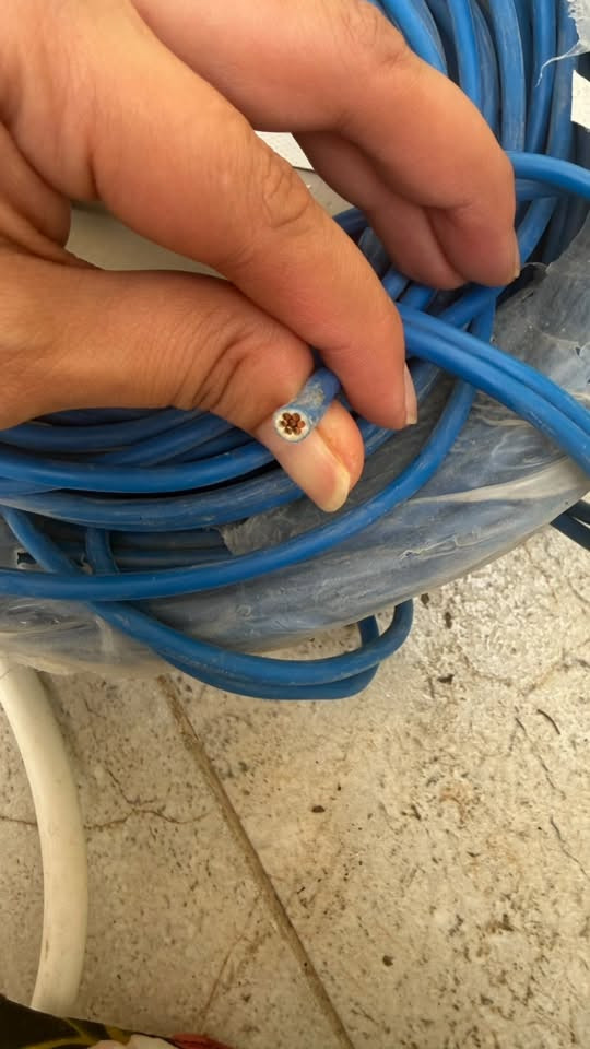 للبيع لفات سلك كهربائي جديدة (غير مستخدمة
TORUN CABLE
مقطع 2.5 ملم²
طول اللفة 100 متر
جهد 450/750V
نحاس مصمت (Solid Copper) مناسب لتمديدات المنازل والإنشاءات.
تصنيع 2024.
الكمية: (اكثر من 10 لفات
البيع بسعر مناسب ولأهل الاختصاص.
للتواصل على ***********
أكثر من لون،:
متوفر: أسود، أزرق، أبيض، وأخضر/أصفر (أرضي
