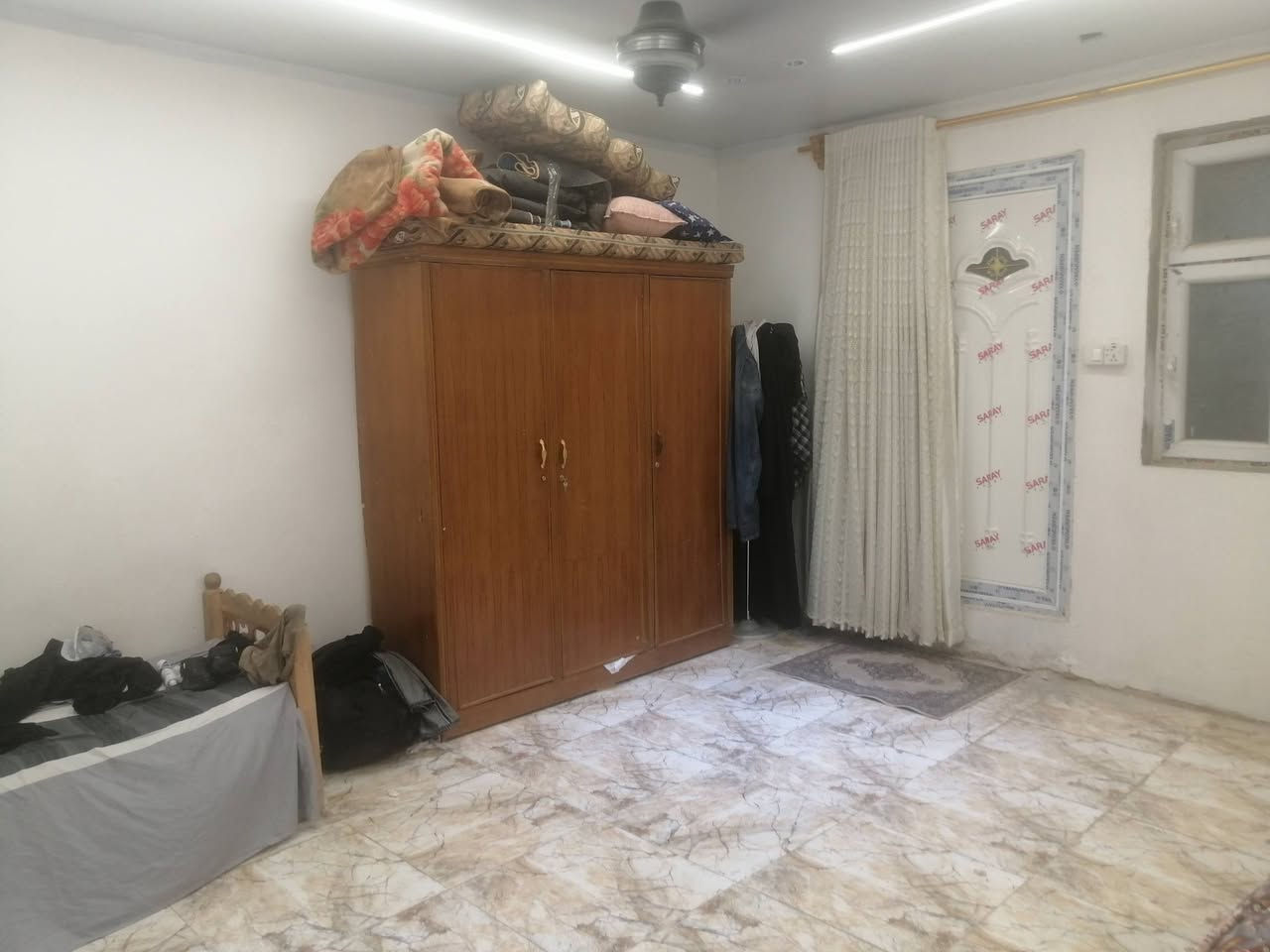 سلام عليكم بيت للبيع ٢٠٠ متر واجهه ١٠ ونزال ٢٠طابقين مشتمل غرفه وصاله وصحيات ومطبخ معزول بابه ع الشارع يحتوه البيت على غرفتين نوم وحده نظام اسويت وصاله كبيره  ومطبخ واستقبال وصحيات خارجيه وداخليه وعالي عن الشارع وطارمه عرض الشارع ١٥ متر موقع البيت مقابيل مكينه ثلج الحيدري القديمه وره اعداديه الفردوس تفاصيل اتصل ***********   *********** السعر ١٦٥
