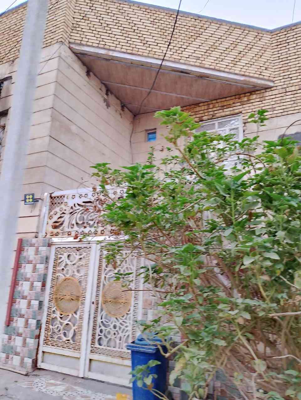 بيت 100 متر امامي حي الرافدين قرب افران السلام السعر 135 مليون وبيه مجال 
الطابق الأول غرفه ومطبخ ودونيه وهول وصحيات 
الطابق الثاني غرفتين عرض الشارع 16 متر 
للأستفسار *********** احمد الخزاعي
