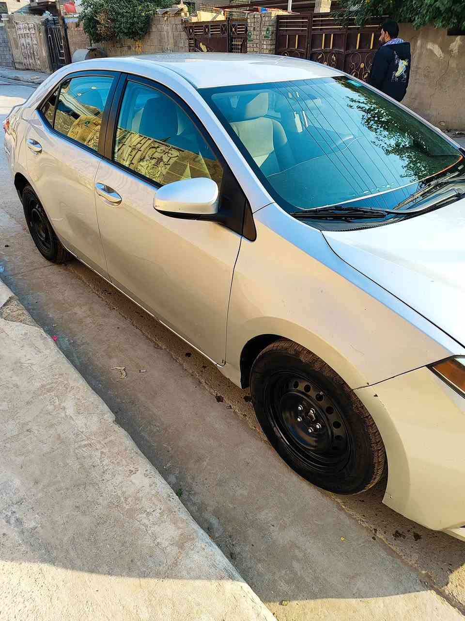 السلام وعليكم كورلا موديل 14 وارد امريكي حادثها بل منشور  السياره بيها تنقيص دهن بس ماتبخر ماعرف ليش سياره بسمي  السعر 98 العنوان بغداد  الاستفسار ***********
