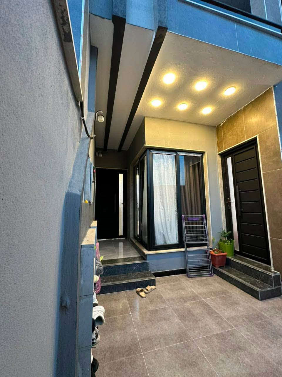 🚨 انتظر... 
🏡 إذا كنت تبحث عن الرفاهية والسكن الراقي في حي عدن... فهذه فرصتك!
✨ دار للبيع بموقع مميز في حي عدن قرب صيدلية الخا
🔹 المساحة: 100 متر 🔹 الواجهة: 5 متر 🔹 النزال: 20 متر 🔹 طابقين – بناء حديث
📍 تفاصيل الدار: ✅ الطابق الأول: • غرفة نوم • هول • استقبال • مطبخ • صحيات
✅ الطابق الثاني: • 3 غرف نوم • هول • صحيات
💰 السعر: 125 مليون دينار فقط، قابل للتفاوض.
📞 للتواصل اتصل على خاص
🔑 عندك عقار للبيع أو للإيجار؟ تواصل ويانا، ونوفر لك أفضل خدمة بأسرع وقت.
***********
***********
