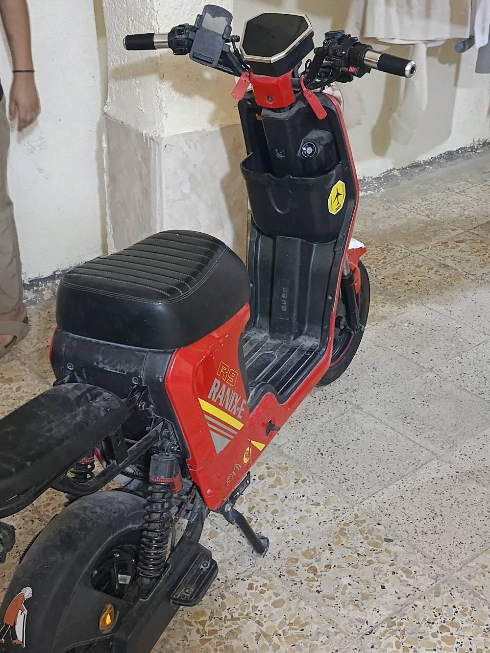 سلام عليكم دراجه R9للبيع بسعر مناسب ب350 او بيه مجال هواي للشراي او باقي غراض موجوده السله و الدواسه تشتغل سوسج او بصمه علا الكارت+ 3 نمر و عالي او ناصي او هورن كله يشتغل بكاني ذي قار قلعه سكر
ممكن توضحلنا موديل R9 بالضبط وشكد سنة الصنع أو سنة الاستخدام؟: 
2025
الدراجة شكد حالة البطارية/البطاريات؟ وكم تمشي بالشحنة الواحدة تقريباً؟: 
تمشي بل شحنه الوحده من 30 كم الى 50 كم
بيها أي ملاحظات أو نقص غير اللي مذكور، خصوصاً بالفرامل، الكفرات، أو الكهرباء؟: 
بس البك ما يشتغل 
ومن أي منطقة بالضبط حتى نذكر موقع البيع، وشنو آخر سعر إلك بيها إذا اكو مجال للمساومة؟: 
ذي قار قلعه سكر 