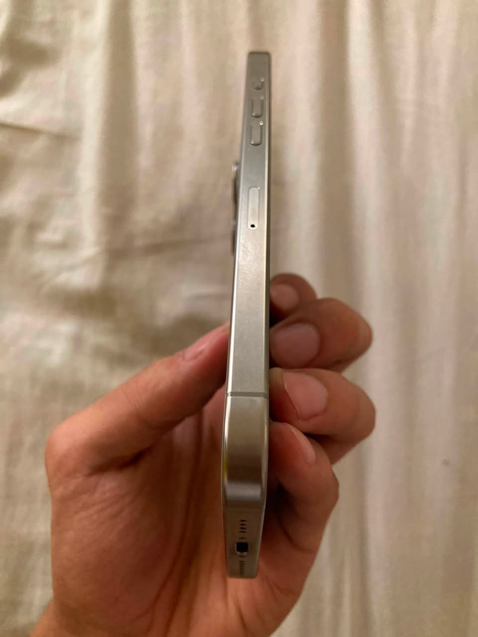 ‼️iPhone 15 Pro Max
اسلام عليكم ايفون 15 pro max للبيع 
بطارية 🔋 84 
الذاكرة 256GB 
اللون :- تيتانيوم 
شرق اوسط 🗺️
الجهاز جداً نظيف كما موضح بالصور ممفتوح ممتبدل بي اي شغلة ممكسور 
السعر مليون 1,000,000 بي مجال قليل لان كارتونته ضايعة
عنواني : بغداد ، الكرادة داخل  
رقم واتساب *********** فقط

