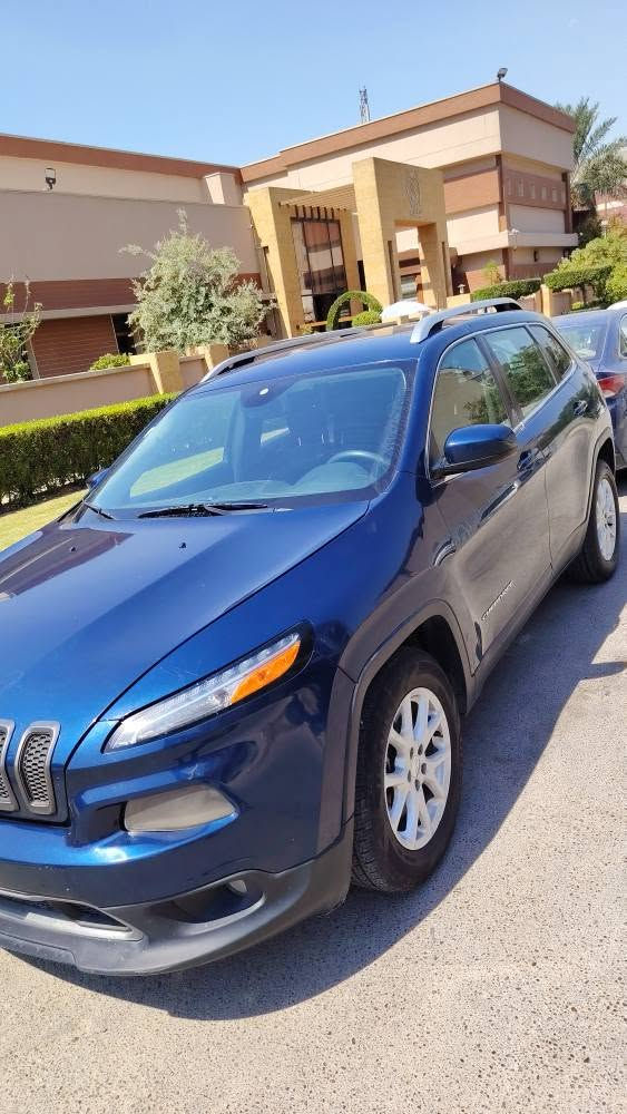 🚘 **جيب شيروكي بزون موديل 2018 للبيع**

🔹 مواصفات عادية أمريكية 🇺🇸
🔹 محرك **2400 / – 4 سلندر**
🔹 ماشية **94,000 ميل**
🔹 حادث بسيط جداً
🔹 الإيرباك **سليم وما مطاك**
🔹 رقم **بغداد**

📍 **موقع السيارة:** بغداد – حي الجهاد

💰 **السعر: 10,500$ — بيها مجال كلش بسيط

📞 **موبايل / واتساب:  *********** بغداد, العراق
