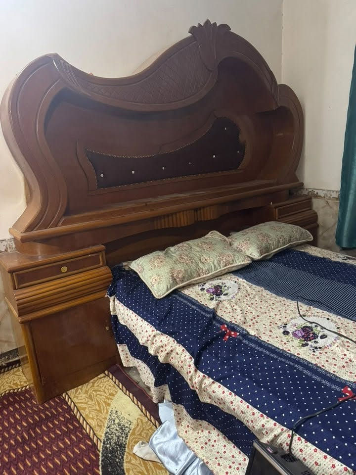 غرفه أخشاب عراقيه قويه طابقين ٦ابواب ميز تواليت وزاويه وميز تاج مكانه طويريج الخيرات ***********.   

السعر ٦٠٠
