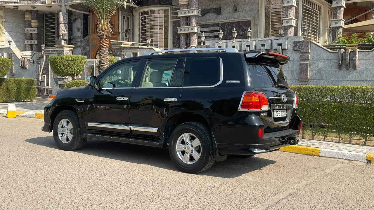 السلام عليكم 
تويوتا لاندكروز 2010 موصفات. بريمية
بصمه تشغيل. 
بصمه ابواب  دفع رباعي فور ويل 
مكينة 6سلندر
 قطع3 تبريد. شاشه  كبيره سياره جديده وجاهزه حداديه جديده مكينه كير جدد تخم تاير جديد كهربائيات كلها شغال سياره جديده مال جناي والسونار موجود بالمنشور 
بيه نص باب صبغ وبارد كم مكان واشويه جراد بسيط 
السعر ٢٣٤
مكان السيارة بغداد💐شارع فلسطين ***********

