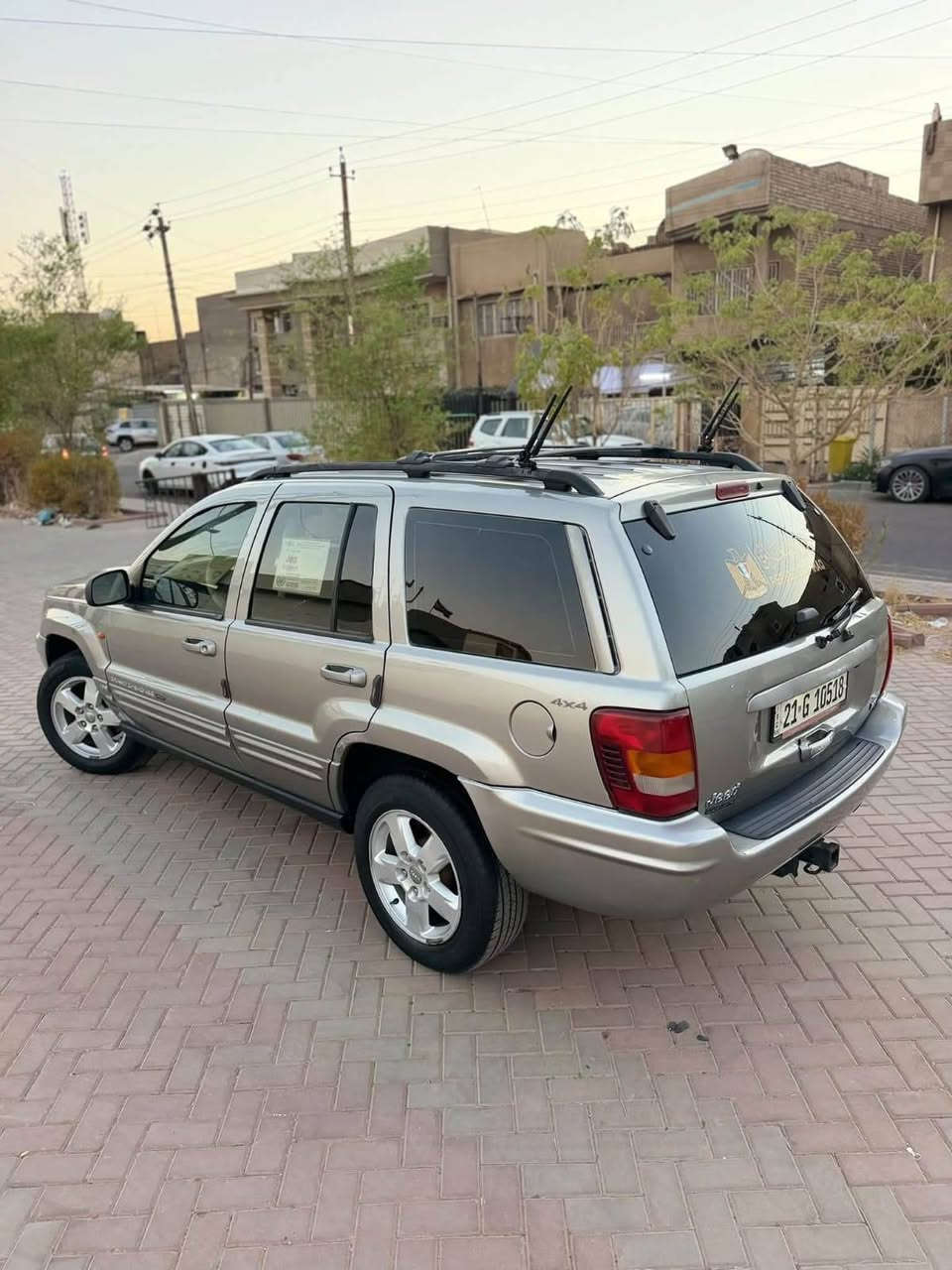 سلام عليكم جيب شيروكي موديل 2000 بلاديه وجديده بمعنه الكلام مكينه 8 سلندر
رقم سليمانيه سنويه ورقم جديد  
​خير من الله السياره ع وضع الشركه وبدون ضربه وبدون صبغ بيها جزء بسيط من قبق الجنطه بدون اي ضربه وباقي السياره كفاله من الصبغ وتبريد ثلج صدر امامي خلفي جديد كهربائيات كلها شغاله كشن كهرباء  
​٥ ويل كب السياره جديده من كلشي وبدون اي نقص وبل عافيه عل ياخذها  
​مكاني بغداد الزعفرانيه 
​السعر 65وبيها مجال واتساب موجود/ ***********

