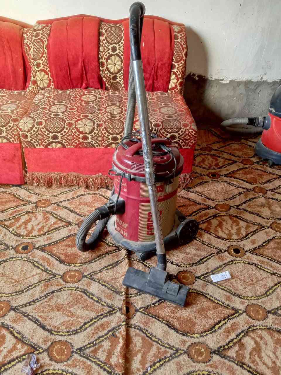 سلام عليكم مكنسه كهربائيه للبيع مكاني محاويل قريه شجيري السعر 30,,,,,,***********
