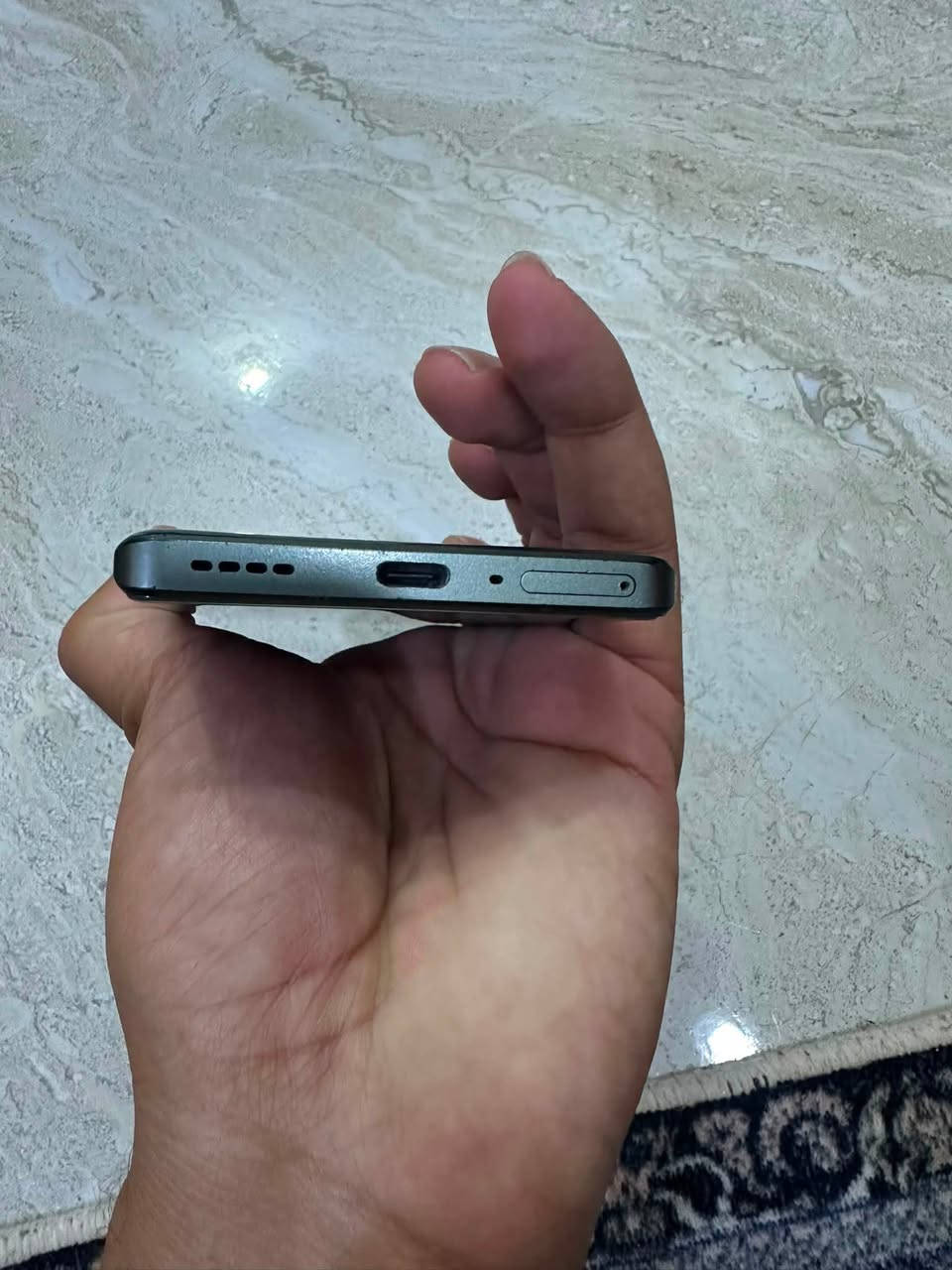 Realme GT 6T تقديم أداء قوي مع شاشة ممتازة وسرعة شحن فائقة.
المواصفات الرئيسية
 الشاشة: LTPO AMOLED بحجم 6.78 بوصة، بدقة 1.5K، ودعم معدل تحديث 120Hz، وسطوع يصل إلى 6000 شمعة (الأعلى في فئته)، مع حماية Corning Gorilla Glass Victus 2.
 المعالج: Snapdragon 7+ Gen 3 بتكنولوجيا 4 نانومتر، يقدم أدائاً قريباً جداً من المعالجات الرائدة.
 الذاكرة والتخزين:
 RAM: 8 أو 12 جيجابايت (LPDDR5X).
 التخزين: 256 جيجابايت (UFS 4.0 
 الكاميرات:
 رئيسية: 50 ميجابكسل بمستشعر Sony LYT-600 مع مثبت بصري OIS.
 واسعة جداً (Ultra-wide): 8 ميجابكسل.
 سيلفي: 32 ميجابكسل تدعم تصوير فيديو 4K.
 البطارية والشحن: 5500 مللي أمبير مع شحن سريع بقدرة 120 واط (يتم الشحن حتى 50% في نحو 10 دقائق).
 النظام: Android 14 مع واجهة Realme UI 5.0 السعر 370 مكاني الديوانيه اتصال ***********
