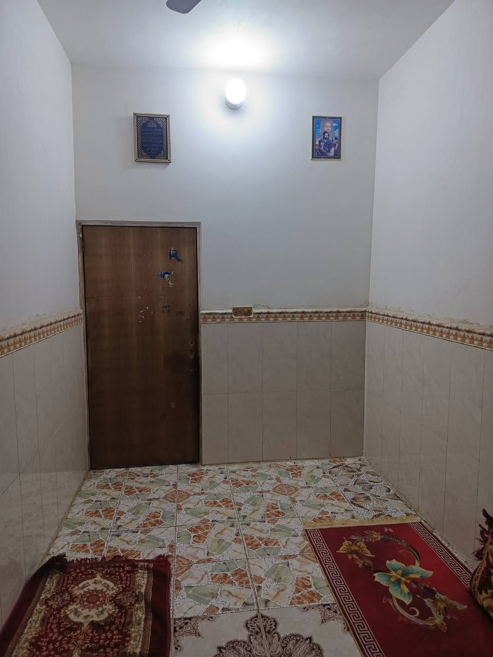 سلام عليكم بيت رهن ٥٠ متر غرفه وصاله ومطبخ وصحيات العنوان حي ميسان شارع زوار يم سواق الميالي سعر رهن ٧ بي مجال  اتصال ع رقم او مراسله واتساب ***********
