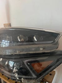 للبيع ثلاث عدسات جدد زلغ مابيهم اليمنه مفتوحه ومصلحه  واليسره بدون فتح...