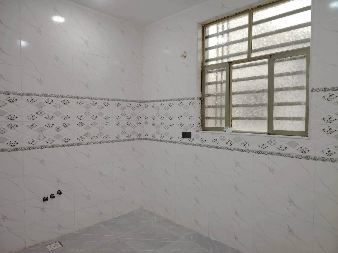 من رخصت الادمن عندي بيتت لليجار جديد مساحته ٥٠ متر 
العنوان قرب شارع الصب مقابل قرية الغدير فرع اسواق تلعفر 
الشارع تبليطط  بي غرفه نوم جبيره  وصاله ومطبخخ وصحيات ودرج مطل لصطحح وبيتونه رقمي الستفسار ***********
