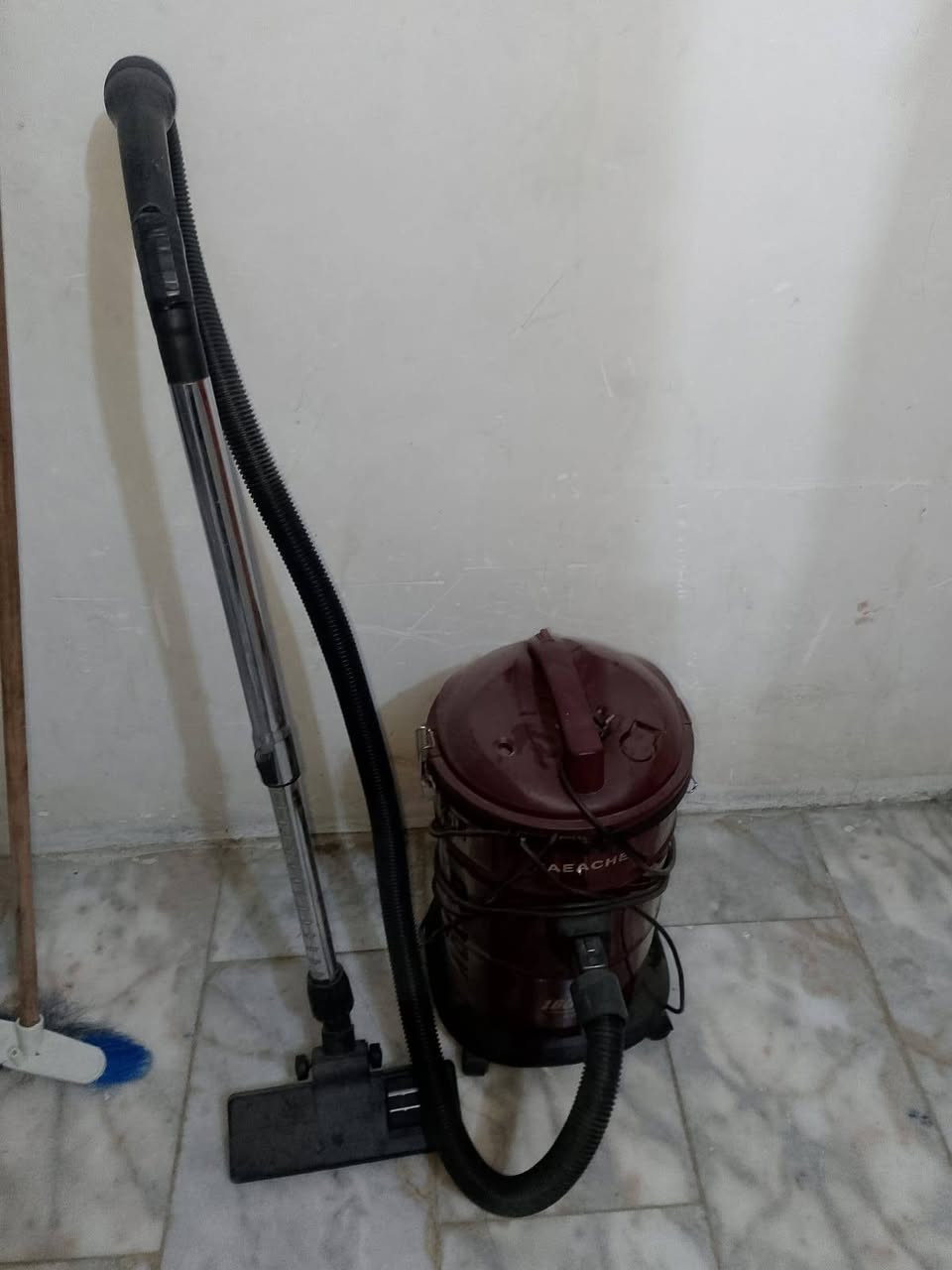 مكنسة كهربائية • نضيفه • شغاله