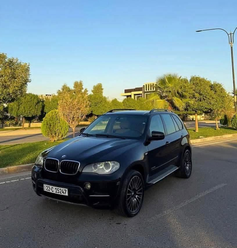 السلام عليكم بي ام x5 موديل ٢٠١٢ السيارة شركة العروش خليجية فول بنوراما 5 كامرات حساسة مغلفة bbf.  محرك كير مكفول. السيارة بيها صبغ كد شبر بالدعامية الامامية والكبريسر مال التبريد وكف فقط السعر 155 مكان بغداد  تواصل ***********

