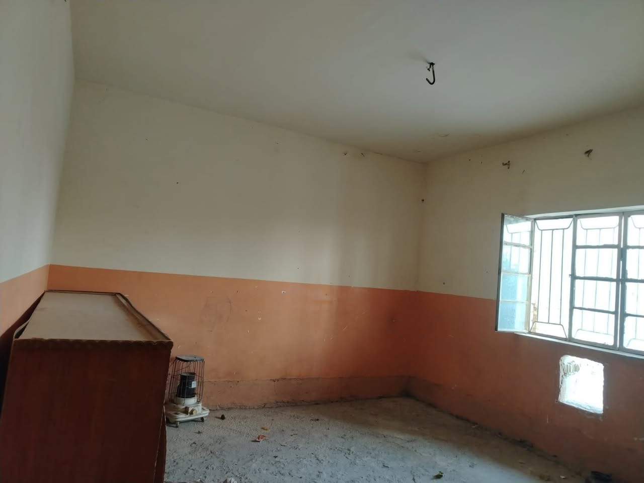 للبيع دار سكن 5 غرف على حديقه
 المساحة250 متر الوجه 12 ونصف 
والنزال 20 متر البناء طابوق طابقين
 الطابق الأول يحتوي على غرفتين صاله 
استقبال مطبخ حمام وحديقة الطابق الثاني 
يحتوي على ثلاث غرف وصاله وحمام السطح
 أشتايكر ملك طابو صرف باسم شخص واحد 
تحويل مباشر الفلوجه حي الشهداء قرب جامع
 الأنبياء علما ان الخدمات كاملة تبليط جامع مدارس
 السعر مناسب 135 مليون قابل للتفاوض
للاستفسار اكثر 
*********** واتساب 
***********
