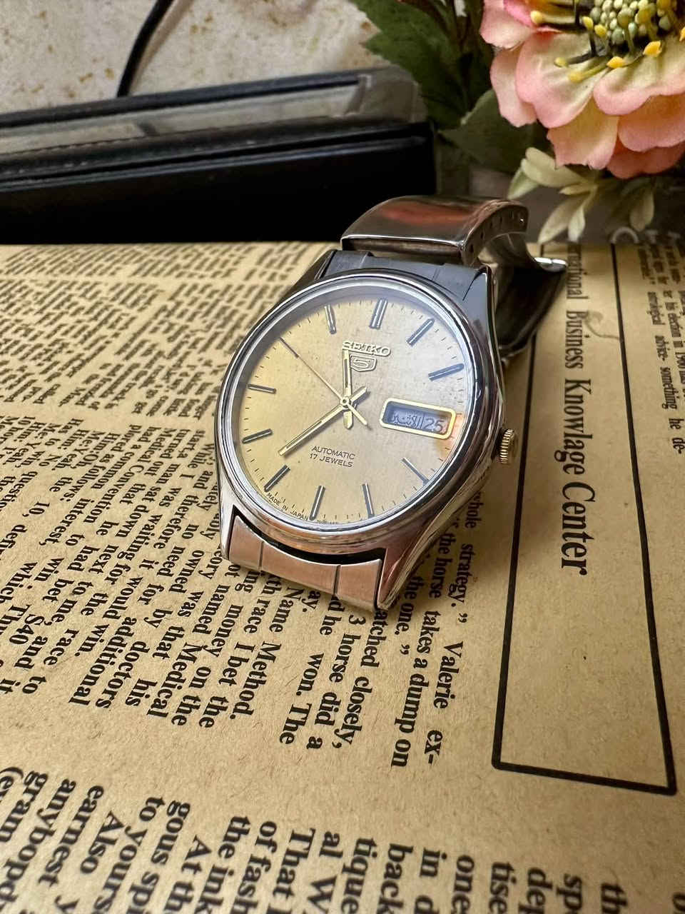 السلام عليكم
تحية طيبة للجميع …

للبيع ساعة SEIKO 5 ياباني الصنع انتاج االسبعينات انتاج قديم الساعة اخت الجديدة  
الاستفسار والتواصل 
واتساب ***********
