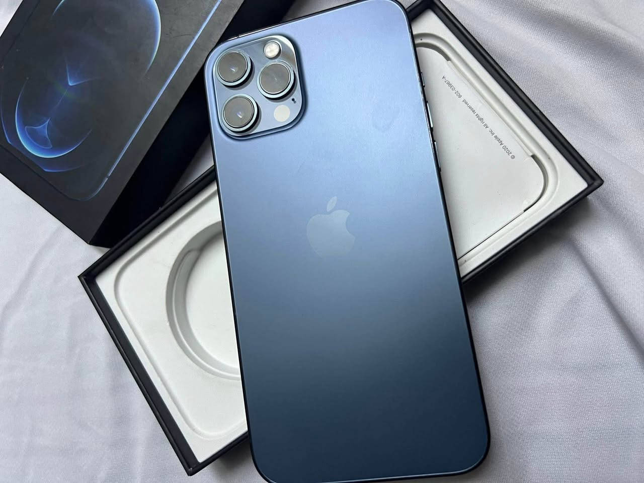 آيفون  12pro max آخو الجديد للبيع أو مراوس  نضافه ١٠٠ ٪؜ ممفتوح مكفول من الشخط كله شغال كارتونه وملحقات كامله ويه الجهاز بطاريته ٩٥ ٪؜ نموذج M ذاكره ١٢٨ مكاني البياع الشرطه الخامسه سعر قفل ٤٩٠ ألف ***********
