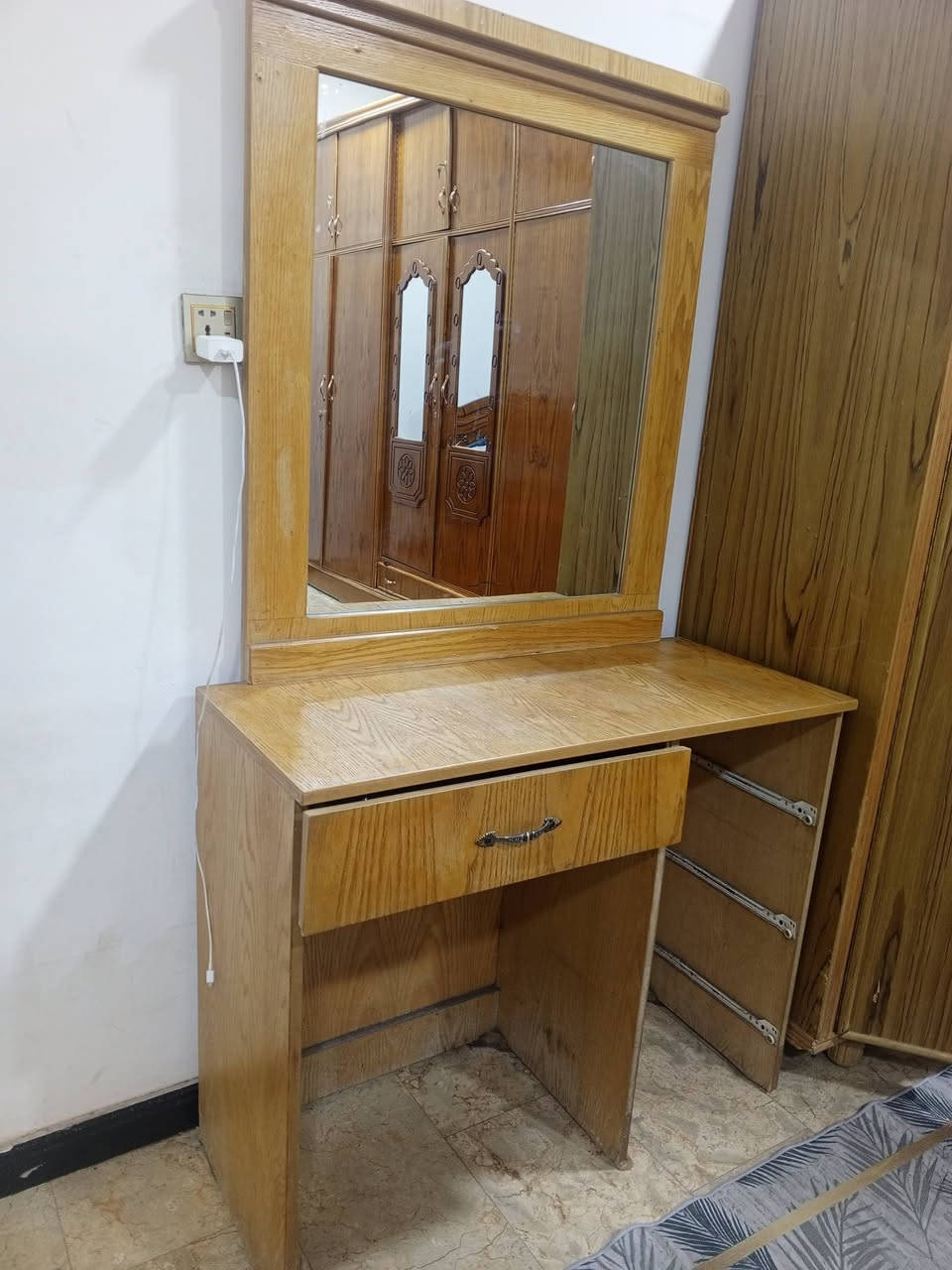 كنتور صاج ابو بابين نظيف بس عوزه كيلونات  سعره.   ١٣٠ بيه مجال للشراي و ميز اتواليت سعرة ٤٠ بيه مجال
