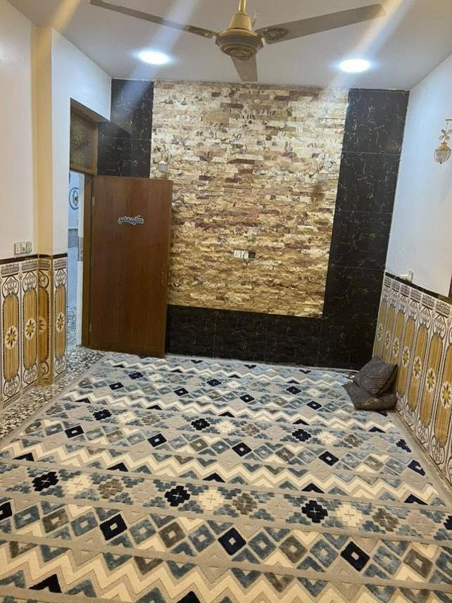 السلام عليكم بيت زراعي للبيع خلف بانزين خانه العبيدي مساحته ١٢٥ متر بناء جديد  صار ٣ سنوات من بنائه 
للإستفسار ***********
