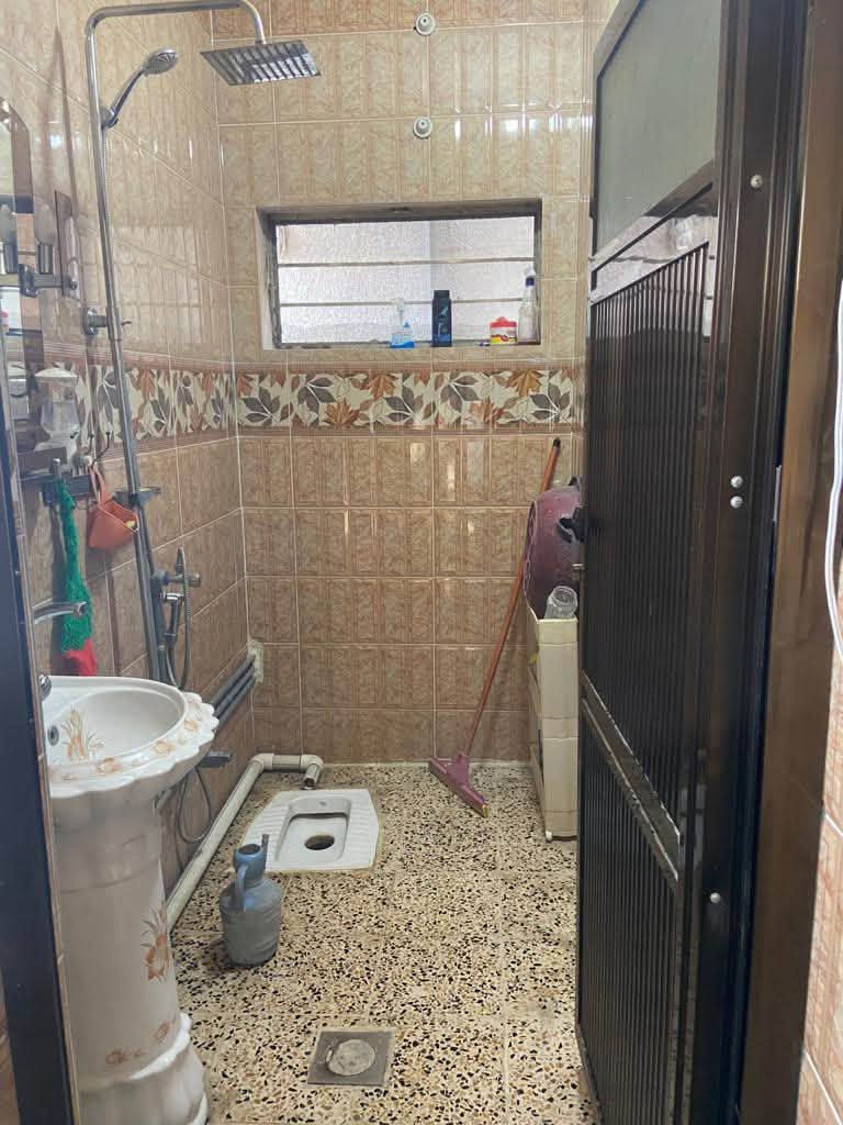 السلام عليكم بيت للبيع مساحته ٢٠٠م بناء قديم يعني بسنة ١٩٩٠ موقعه جيد جدا منطقة المواصلات الرابعه يحتوي على ٤ غرف نوم وصاله ومطبخ وصحيات اي استفسار مكتب وعقار الاندلس )(سيدعلاء***********))ابوفهدالشمري ***********
