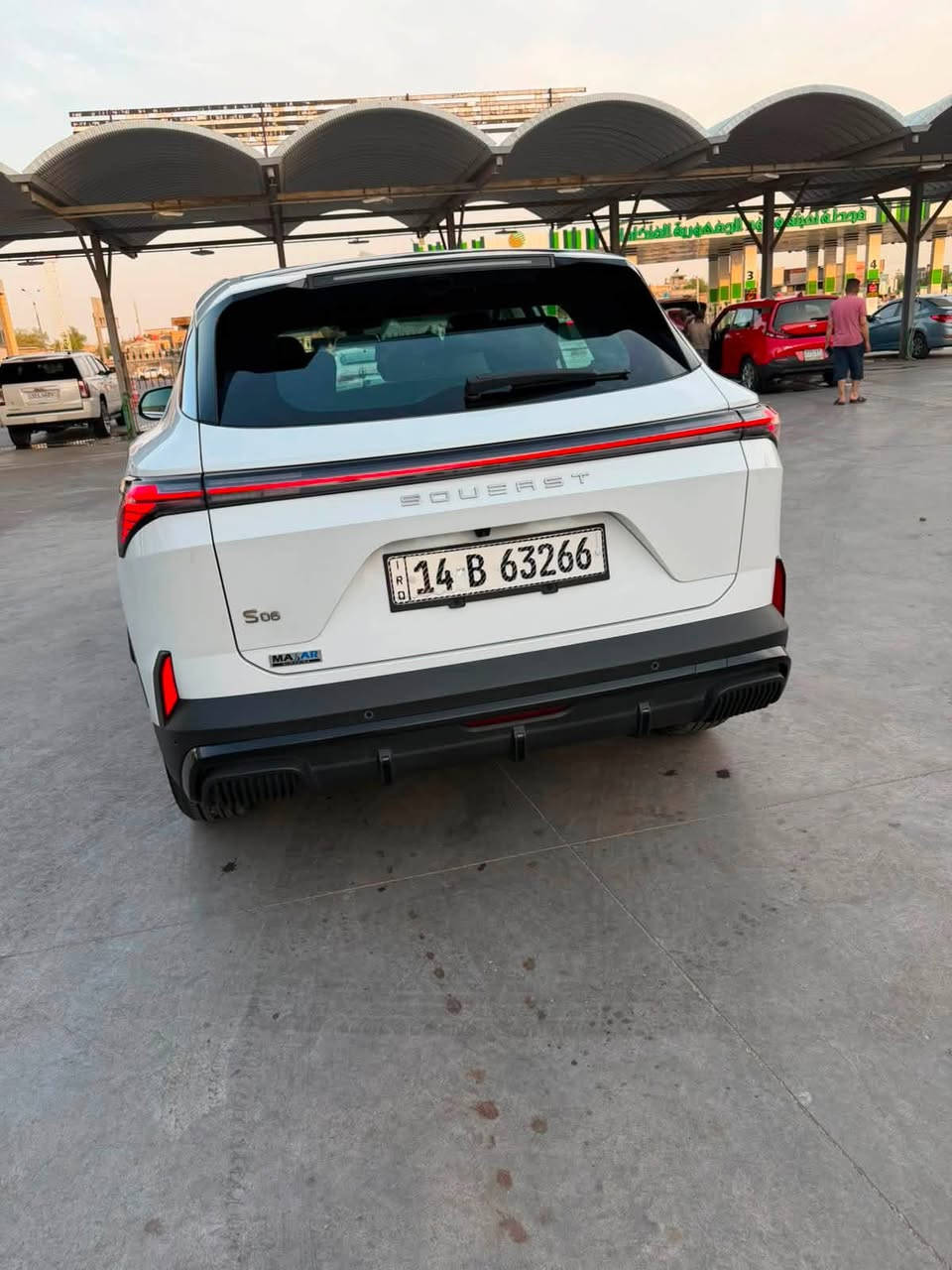 ✨ للبيع: سيارة سوئيست S06 Comfort موديل 2026 – بحالة الزيرو ونظافة ممتازة جداً! ✨
🚗 سيارة مستعملة استعمال قليل جداً، بحالة ممتازة وكأنها جديدة تماماً.
⭐ تعديلات وإضافات خاصة:
 💺 تغليف الكشنات (المقاعد): جلد فاخر إضافي لحماية ومظهر أكثر فخامة.
 🏎️ تغليف الستيرن: جلد طبيعي عالي الجودة لإعطاء ملمس قيادة مريح وفخم.
📋 أبرز المواصفات الفنية:
 المحرك: 1.5 لتر تيربو (4 سلندر) - قوة 156 حصان | عزم 230 نيوتن-متر.
 ناقل الحركة: أوتوماتيكي دبل كلاتش (6 سرعات).
 نظام الدفع: أمامي (FWD).
 اقتصاد الوقود: ممتاز (7.8 لتر لكل 100 كم).
🛡️ أنظمة السلامة والأمان:
 وسائد هوائية أماميّة للسائق والراكب.
 كاميرا خلفية + حساسات خلفية.
 نظام المكابح المانعة للانغلاق (ABS) + نظام التحكم بالثبات (ESC).
 نظام مساعد صعود المرتفعات + نظام التحكم بنزول المنحدرات.
 نظام الفرامل اليدوية الأوتوماتيكي (AUTOHOLD) + مثبت سرعة.
 نظام مراقبة ضغط الإطارات + نظام تجميد المحرك ضد السرقة.
💎 المواصفات الداخلية والخارجية والرفاهية:
 الشاشات: شاشة ترفيهية كبيرة قياس 12.8 إنش + شاشة معلومات القيادة 9.2 إنش.
 الاتصال: دعم أبل كاربلاي واندرويد أوتو لاسلكي + نظام أوامر صوتية.
 الراحة: ثلاجة مدمجة في مسند الذراع الوسطي + فلتر تنقية الهواء N95.
 التقنيات: دخول ذكي (بصمة) + تشغيل عن بُعد + فتح/قفل النوافذ بالبصمة.
 الإضاءة والجنوط: أضواء أماميّة وخلفيّة LED أوتوماتيكية + ويل ألمنيوم 18 إنش.
 منافذ شحن سريع Type-C مزدوجة + وضعيات قيادة متعددة.
🛡️ الضمان:
 ضمان أساسي 6 سنوات أو 20,000 كم.  
 ضمان المحرك 10 سنوات أو 1,000,000 كم.  
💰 السعر المطلوب: (للأستفسار بالخاص ).  
📍 [المكان / المعاينة: [البصره / دور النفط 
📞 للتواصل والاستفسار: [***********] أو التواصل عبر الخاص.
💡 ملاحظة: السيارة جاهزة للتحويل وبحالة ممتازة جداً، لا تحتاج أي مصاريف إضافية.
