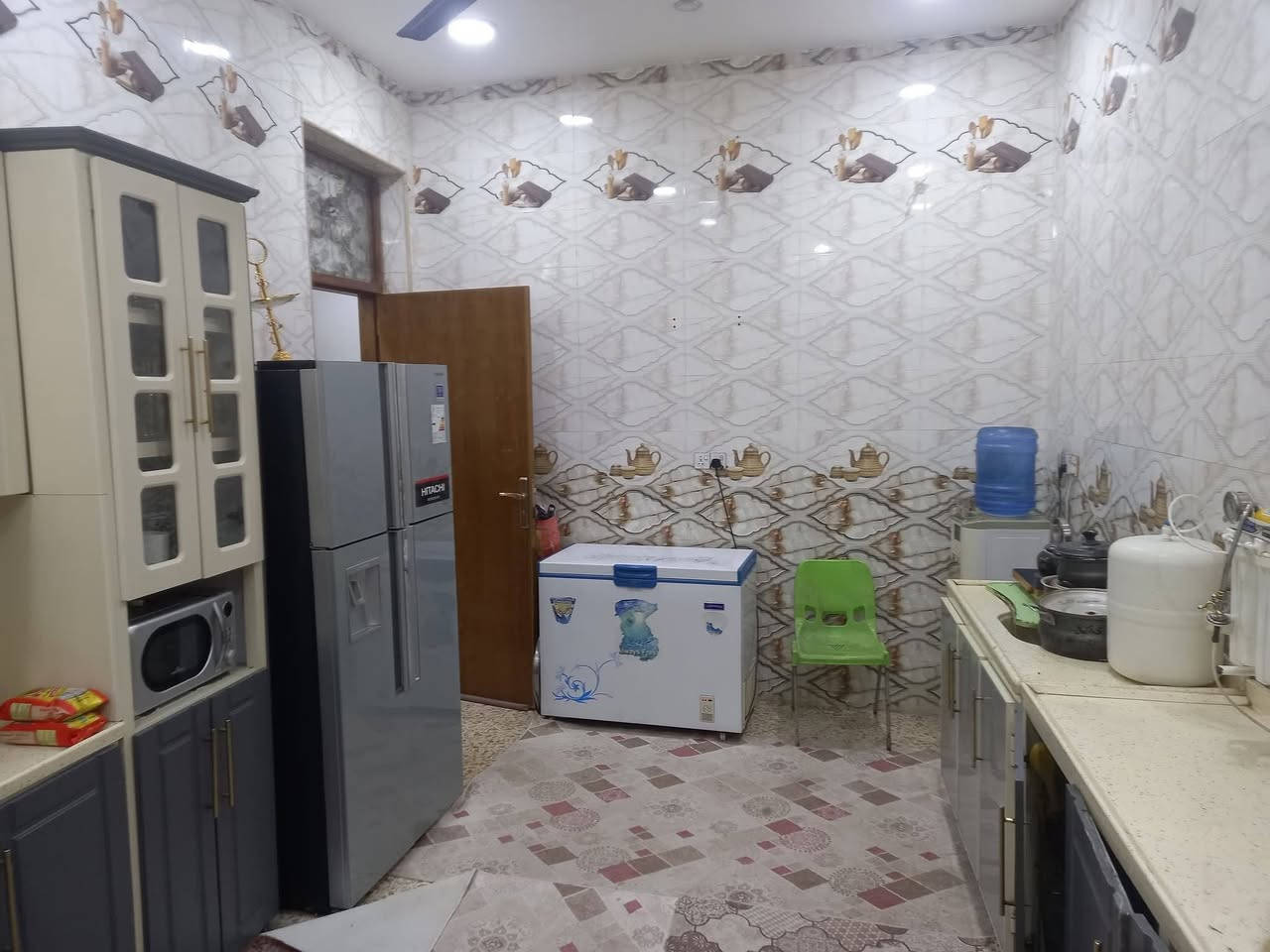 بيت للبيع200 متر قاط واحد ٢غرف وصالة واستقبال ومطبخ  و٢حمام داخلي وخارجي و٢مناور حي القصور يم معمل غاز عبعوب بناء سنة2022 سعر100وبيه مجال. تعال وشوف وتدلل ***********🌺***********علي الساعدي

