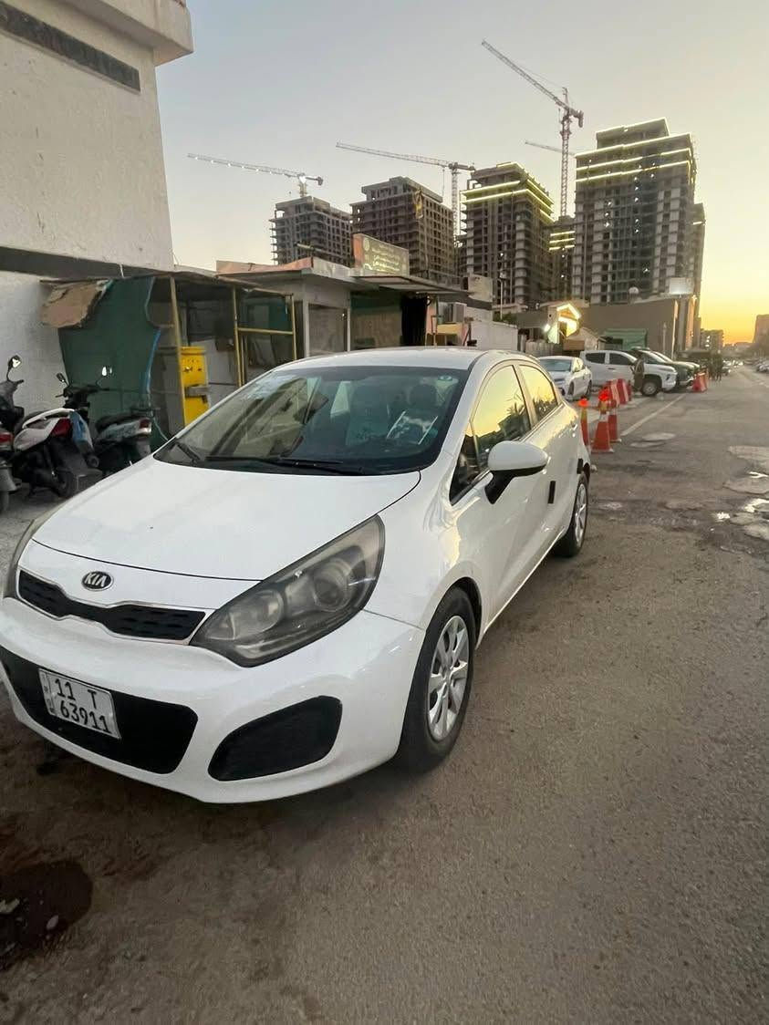 مرحبا شباب 
كيا ريو هاتشباك موديل 15 
سياره كدام عينك نضيف كلش كلش نضيفه 
مابيه حادث جاي بدون دعامية يعني كلين 
وارد امريكا 
السياره برغي مابيه نقص 
كلشي ع وضع الشركة 
ماشيه 46 الف حقيقي يعني زيرو 
السياره ب98 وبيه مجال مكانه بغداد المنصور 
***********

