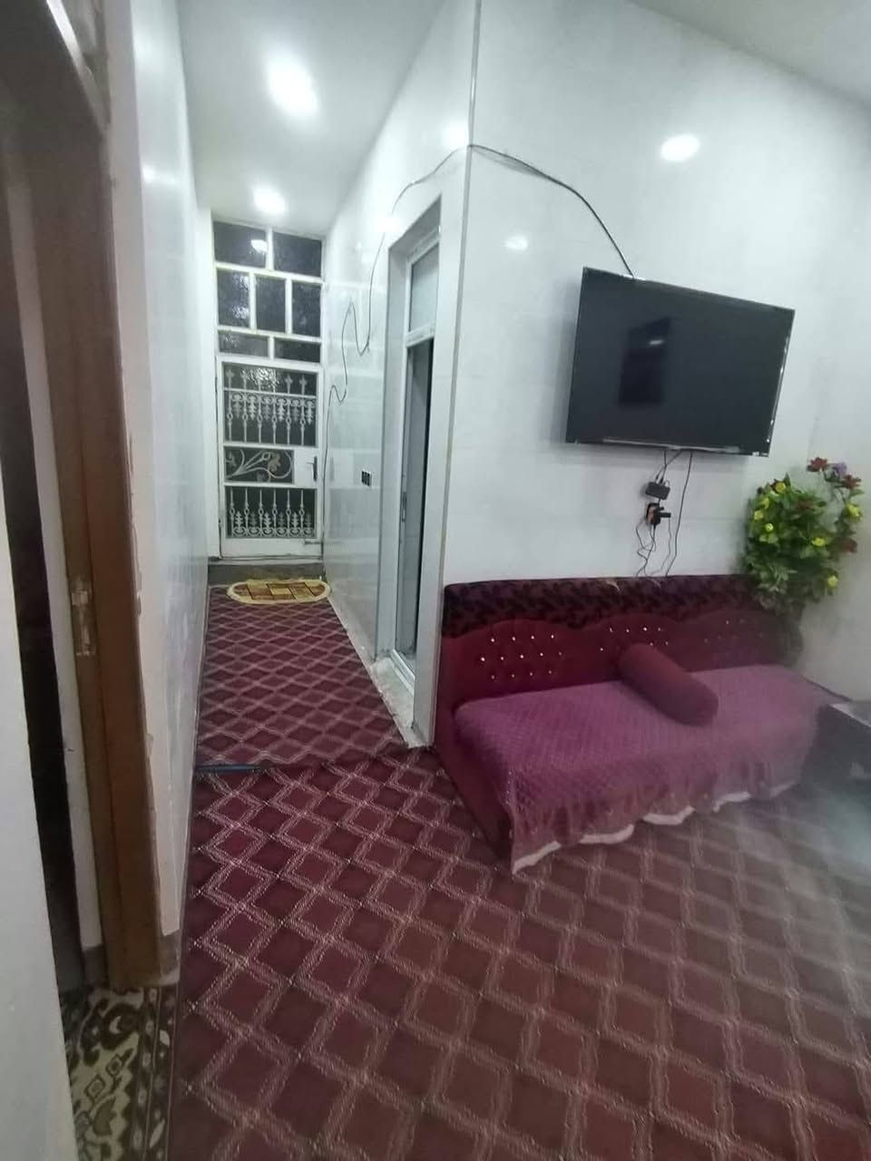 دار للبيع. 🏫  المساحة 150م🔃
الواجهة.    7.5 م↔️
النزال.       20 م↕️
ستقبال.     مطبخ.   حولي كبير
غرفه نوم.   خدمات.  داخلية خارجية
البناء بلوك. 
خدمات ماء.🚰   كهرباء.💡  الشارع تبليط 🛣️
مدارس🏢 قريبة.     سند 25. 📝
عنوان الدار بغداد الراشدية قرب جامع الرقيب
استفسار خاص مفتوح رقم 📱 *********** بي واتساب الاستفسار السعر 80 وبي مجال
