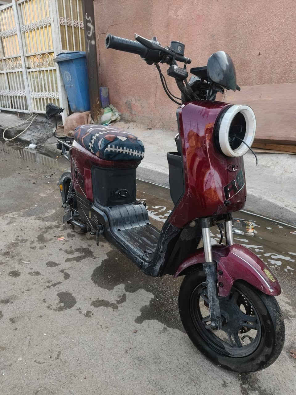 دراجه R9 تعبانه باترياتها منفوخه شاصيها كامل بيها نواقص قيم و اخذ بيش ما تفيدك اخذها امكان بغداد الطالبيه رقم *********** تواصل خاص
